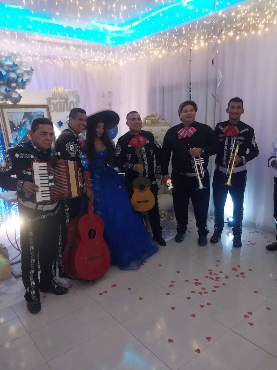 Mariachis en celebracion de quince anos