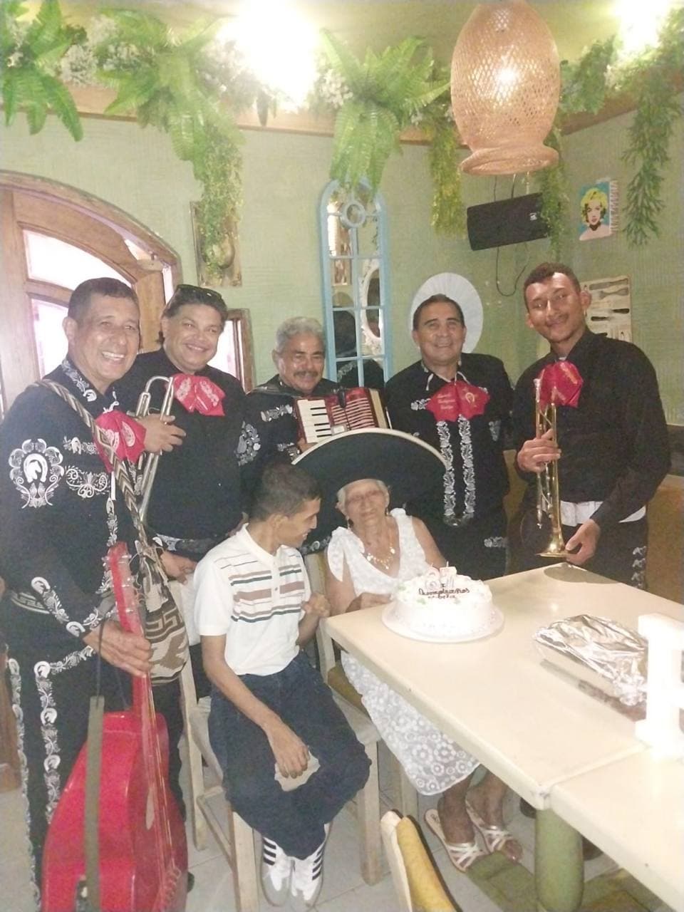 Mariachis en celebracion familiar