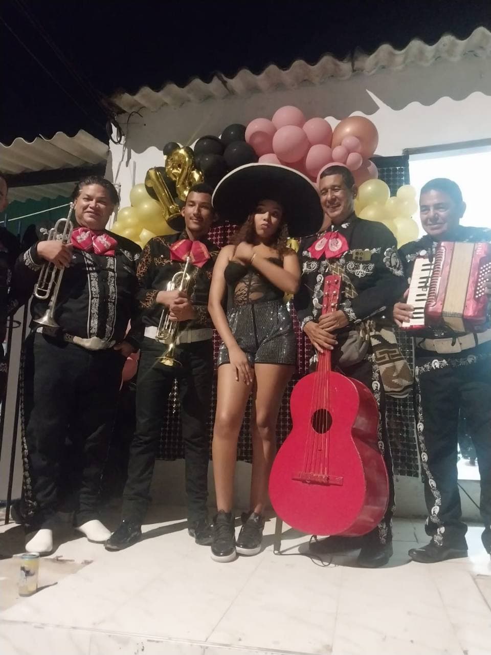 Mariachis en evento nocturno