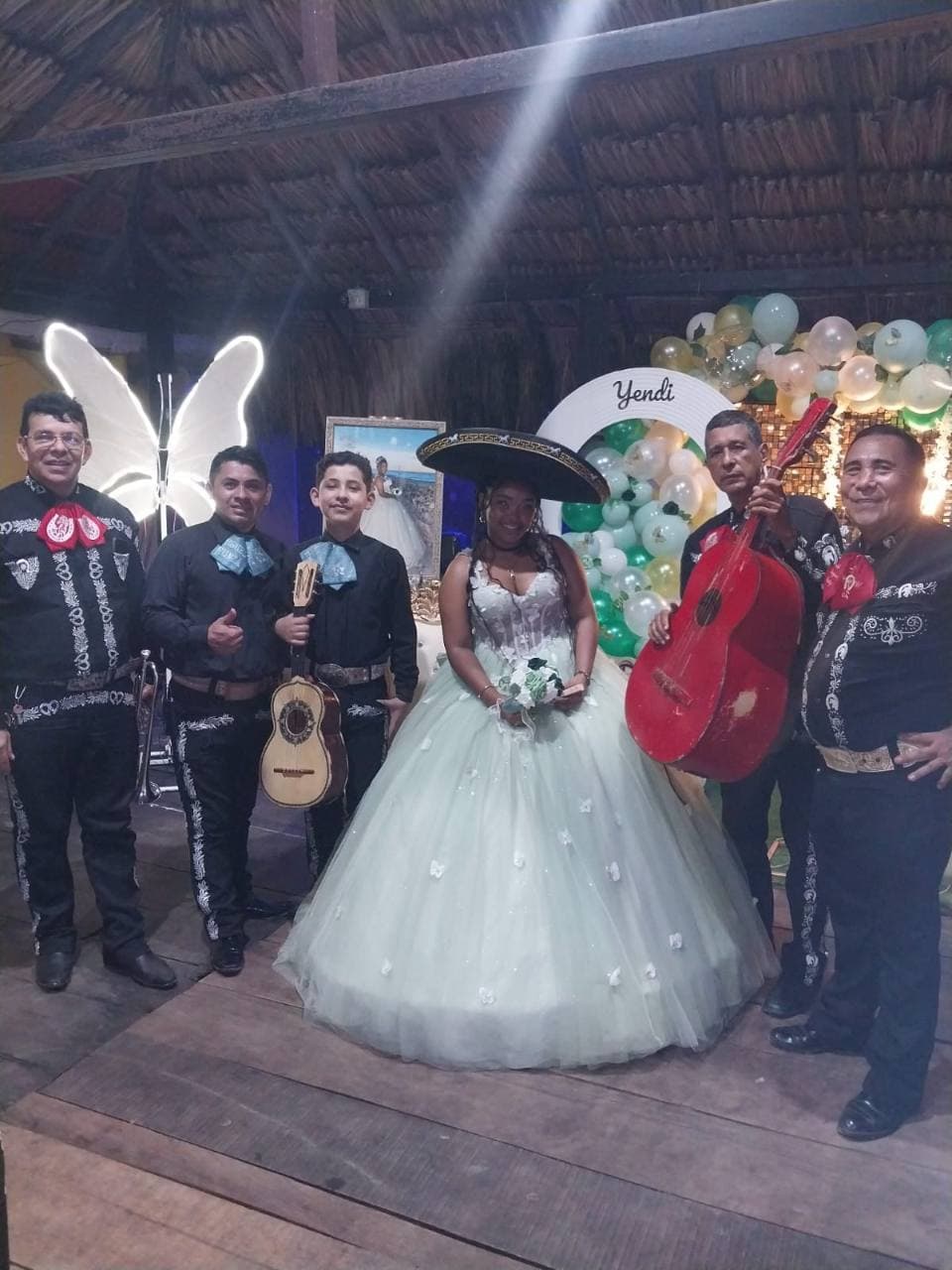 Mariachis en fiesta de quinceanos